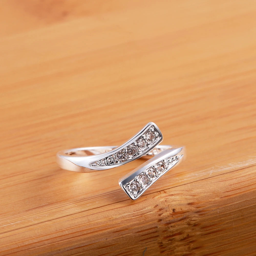 טבעת קריסטל פתוחה יוקרתית מבית ZOHARA